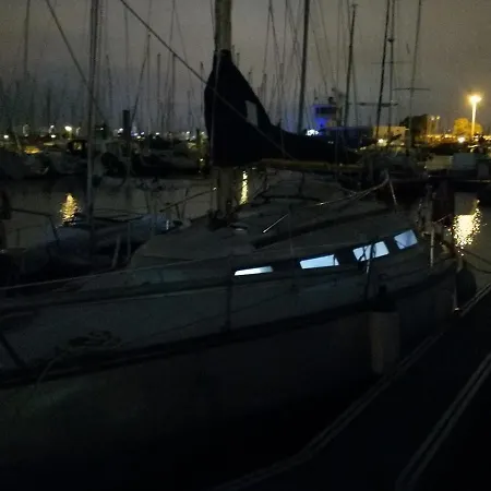 Bateau Voilier A Quai Sejour Insolite