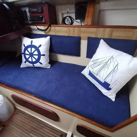 Bateau Voilier A Quai Sejour Insolite Ботель