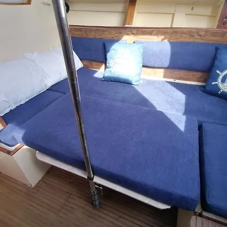 Bateau Voilier A Quai Sejour Insolite