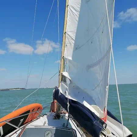 Bateau Voilier A Quai Sejour Insolite