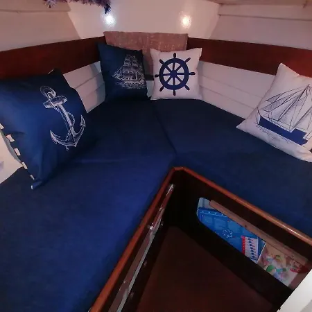 Bateau Voilier A Quai Sejour Insolite Botel