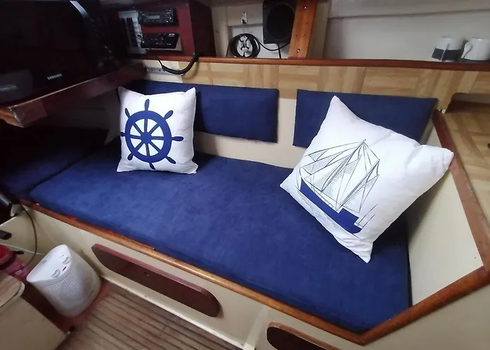 Bateau Voilier A Quai Sejour Insolite Botel